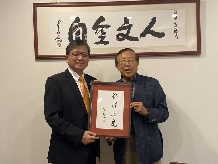 （左）任立中校長（右）高希均教授