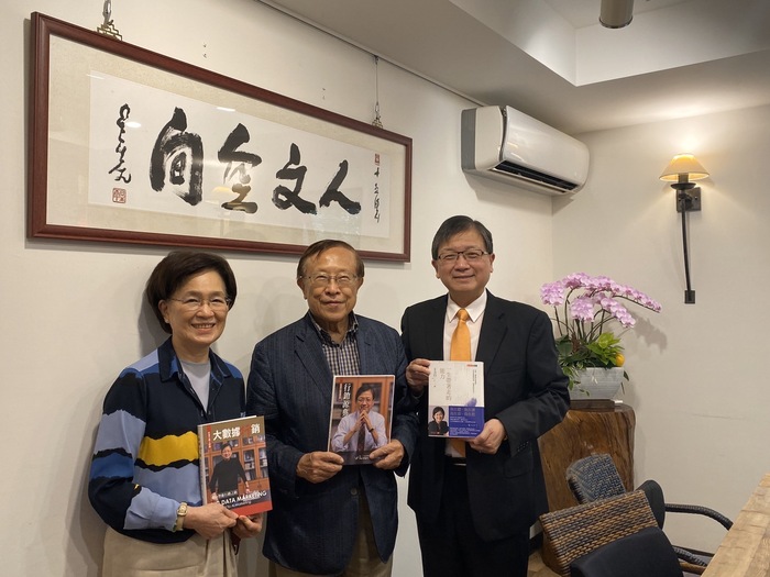（左）發行人王力行（中）高希均教授（右）任立中校長