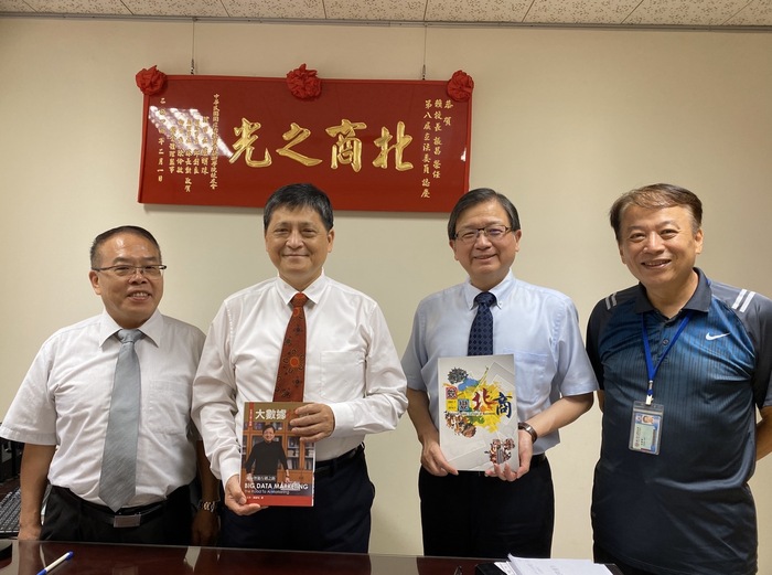 (由左至右)凌祥發主任秘書、賴振昌監察委員、任立中校長、桂建華組長